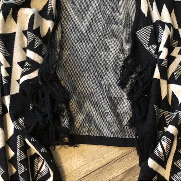 Audrey black and tan Aztec print waterfall cardigan with fringe large - Picture 3 of 7